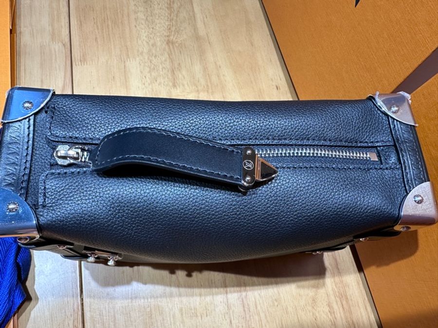 LOUIS VUITTON LV 路易威登 M25160 全皮軟盒子系列 Side Trunk 中號手袋-3