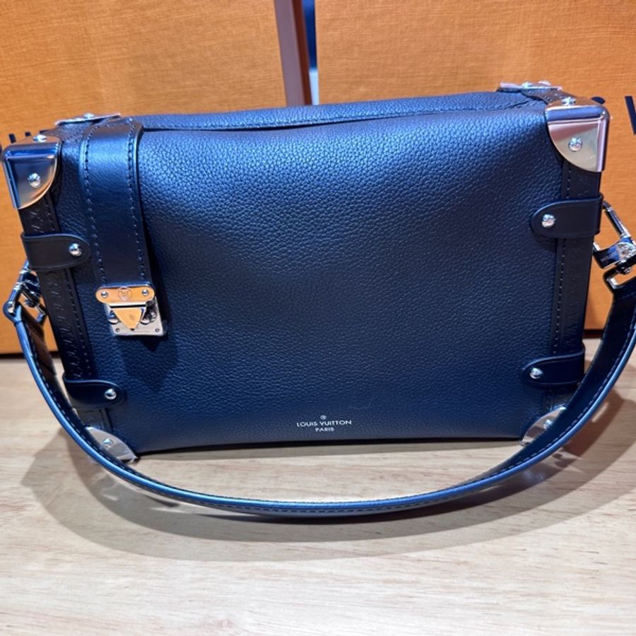 LOUIS VUITTON LV 路易威登 M25160 全皮軟盒子系列 Side Trunk 中號手袋-8
