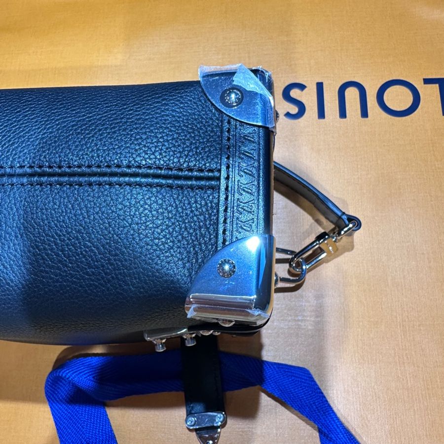 LOUIS VUITTON LV 路易威登 M25160 全皮軟盒子系列 Side Trunk 中號手袋-11