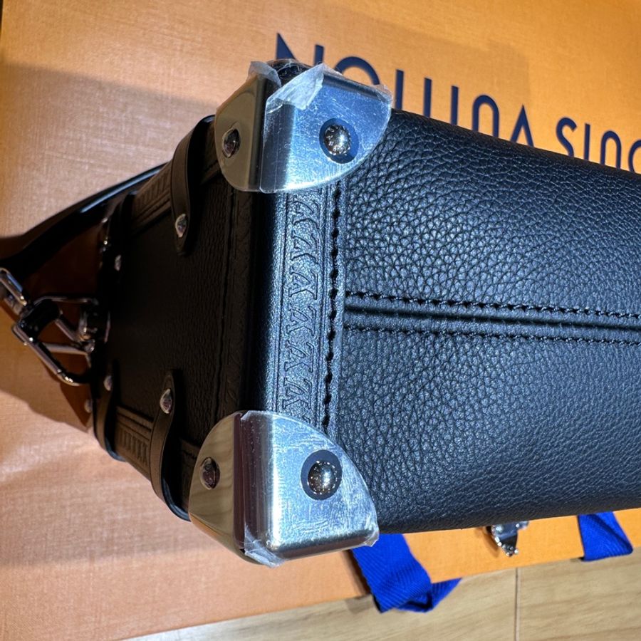 LOUIS VUITTON LV 路易威登 M25160 全皮軟盒子系列 Side Trunk 中號手袋-12