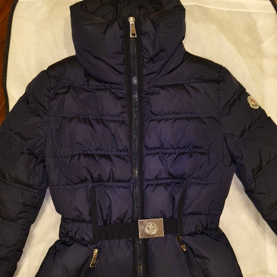 Moncler 羽絨外套、女、收腰金屬logo扣款、立領-3