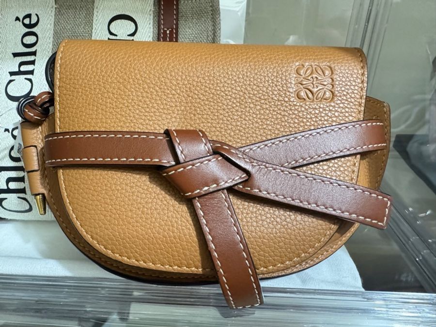 正品Loewe gate mini柔軟粒面小牛皮迷你手袋馬鞍包焦糖色-0