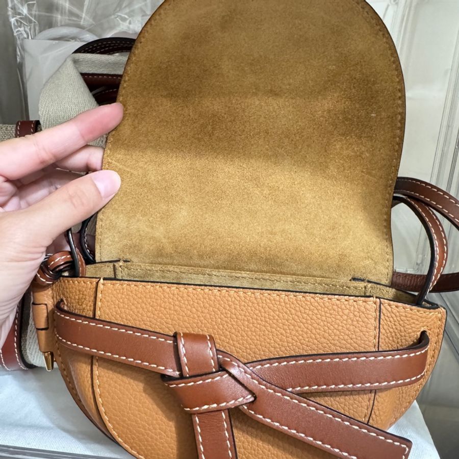 正品Loewe gate mini柔軟粒面小牛皮迷你手袋馬鞍包焦糖色-1
