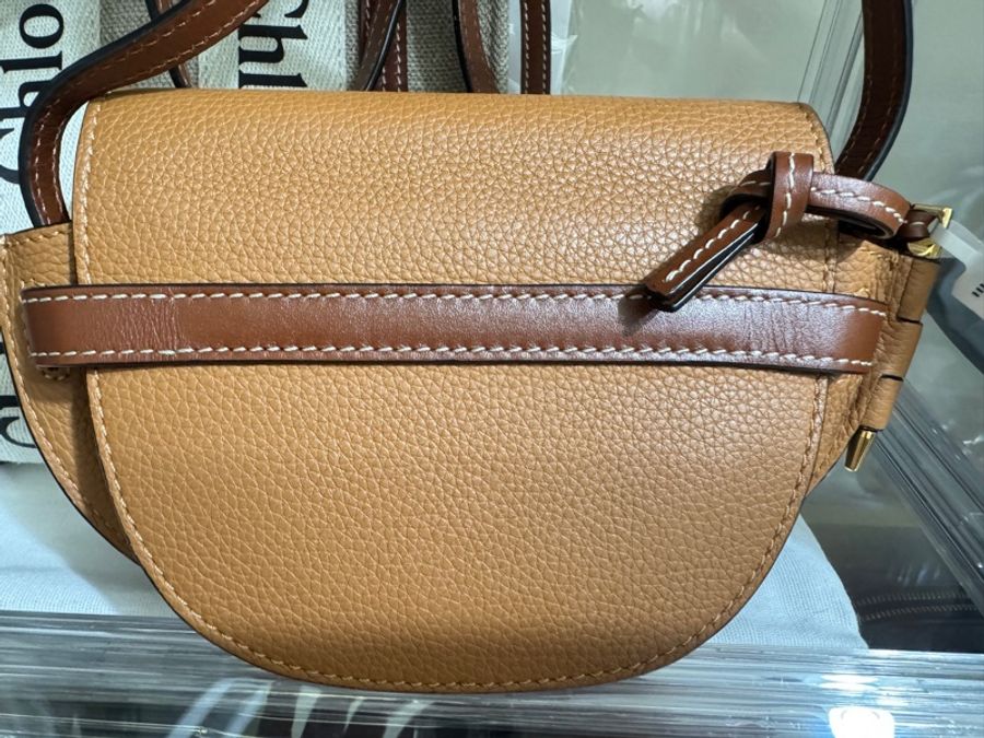正品Loewe gate mini柔軟粒面小牛皮迷你手袋馬鞍包焦糖色-2