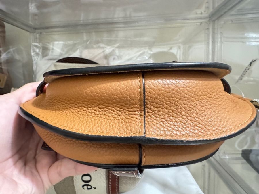正品Loewe gate mini柔軟粒面小牛皮迷你手袋馬鞍包焦糖色-3