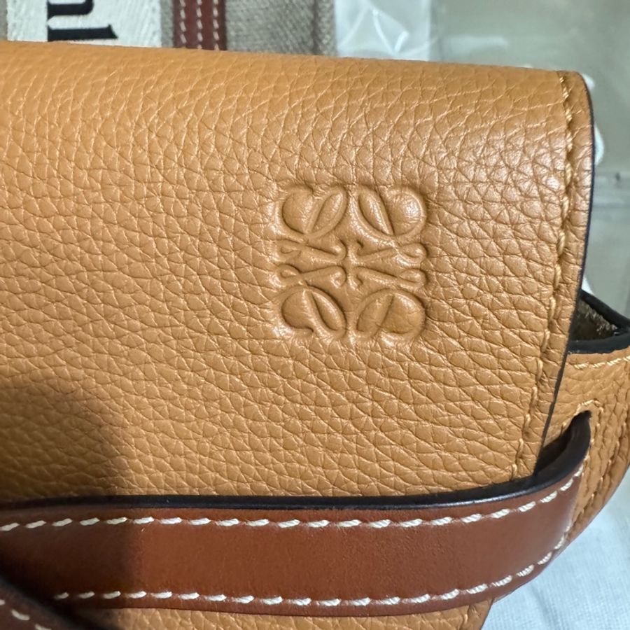 正品Loewe gate mini柔軟粒面小牛皮迷你手袋馬鞍包焦糖色-6