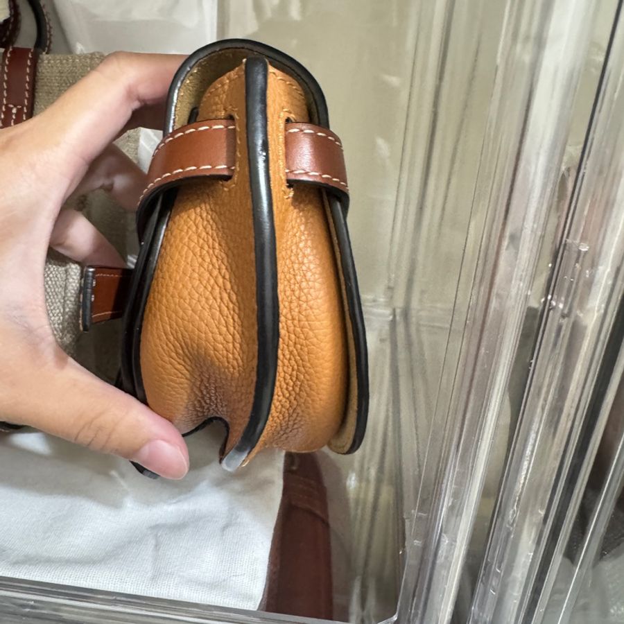 正品Loewe gate mini柔軟粒面小牛皮迷你手袋馬鞍包焦糖色-9
