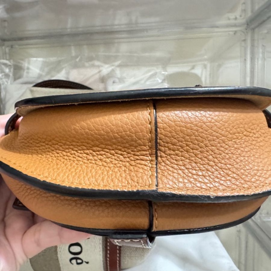 正品Loewe gate mini柔軟粒面小牛皮迷你手袋馬鞍包焦糖色-10