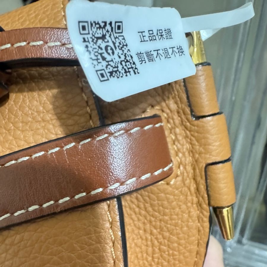 正品Loewe gate mini柔軟粒面小牛皮迷你手袋馬鞍包焦糖色-13