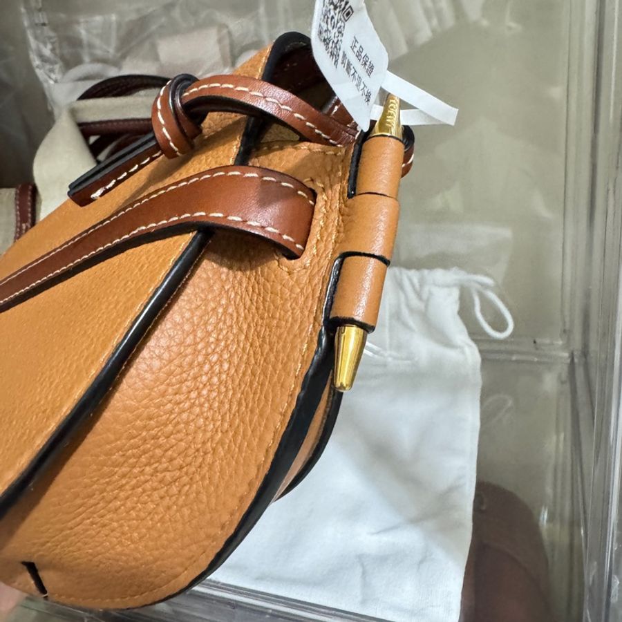 正品Loewe gate mini柔軟粒面小牛皮迷你手袋馬鞍包焦糖色-16