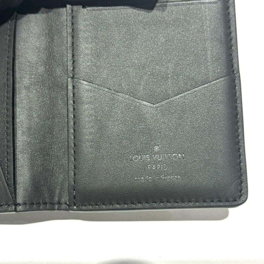 【美收精品】LV M62899 經典花紋壓印小牛皮對開式卡夾(黑) 1-282-7