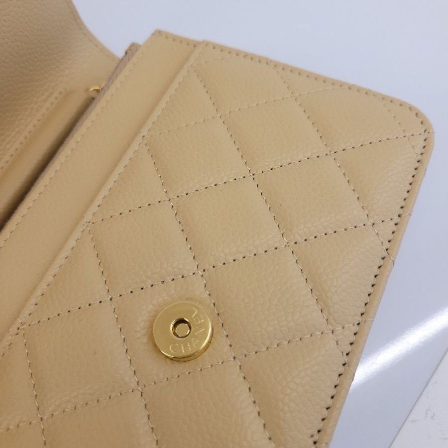 CHANEL 經典雙C LOGO小牛皮菱格紋WOC翻蓋包(奶茶色/金)-2