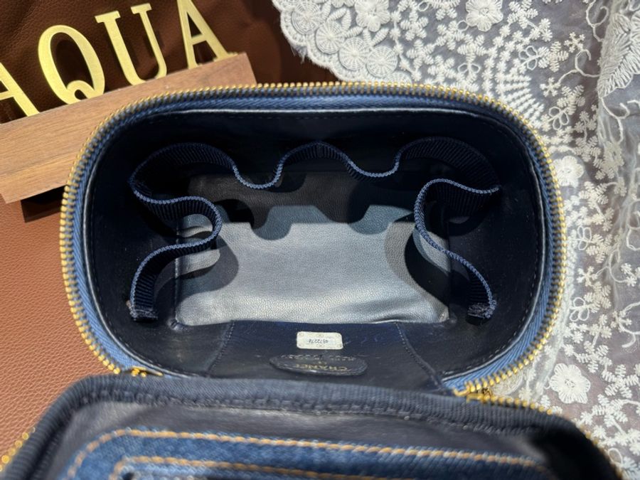 絕版稀有品‼️Chanel Mini Denim Vanity Case 香奈兒迷你丹寧牛仔化妝包盒子-18