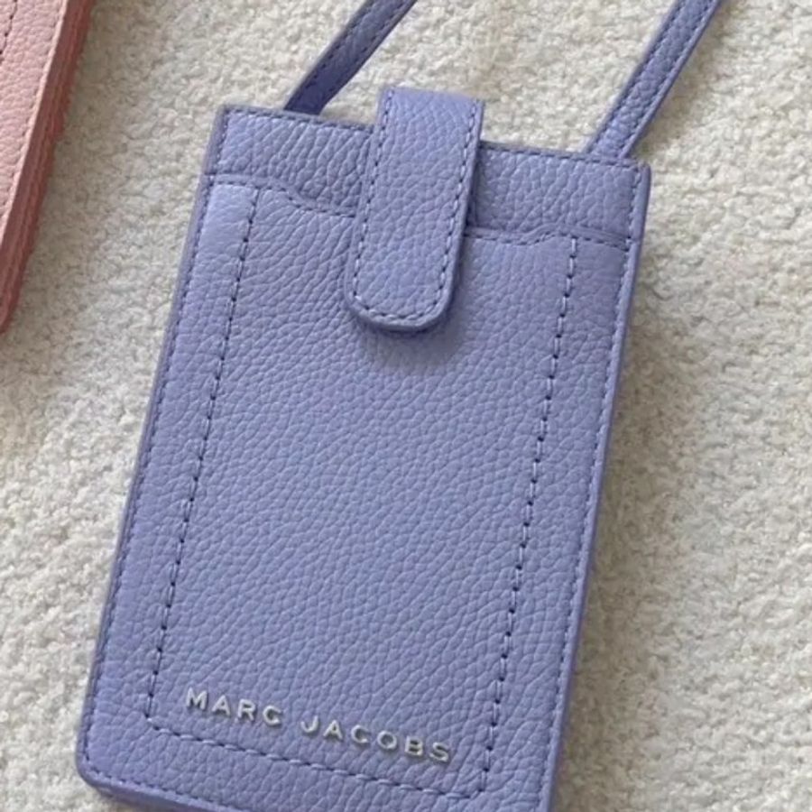 MJ Marc Jacobs 金屬LOGO釦式斜背卡片手機包 薰衣草紫 全新(年末限時特價1/1止)-1