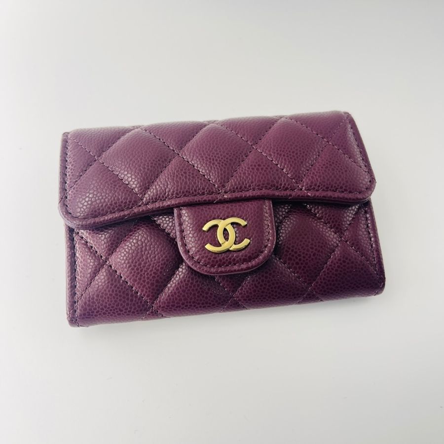 CHANEL香奈兒 O-PORTE CARTES 經典卡夾荔枝皮牛皮雙層零錢包 深紫紅色 2024限定色 稀有色-1