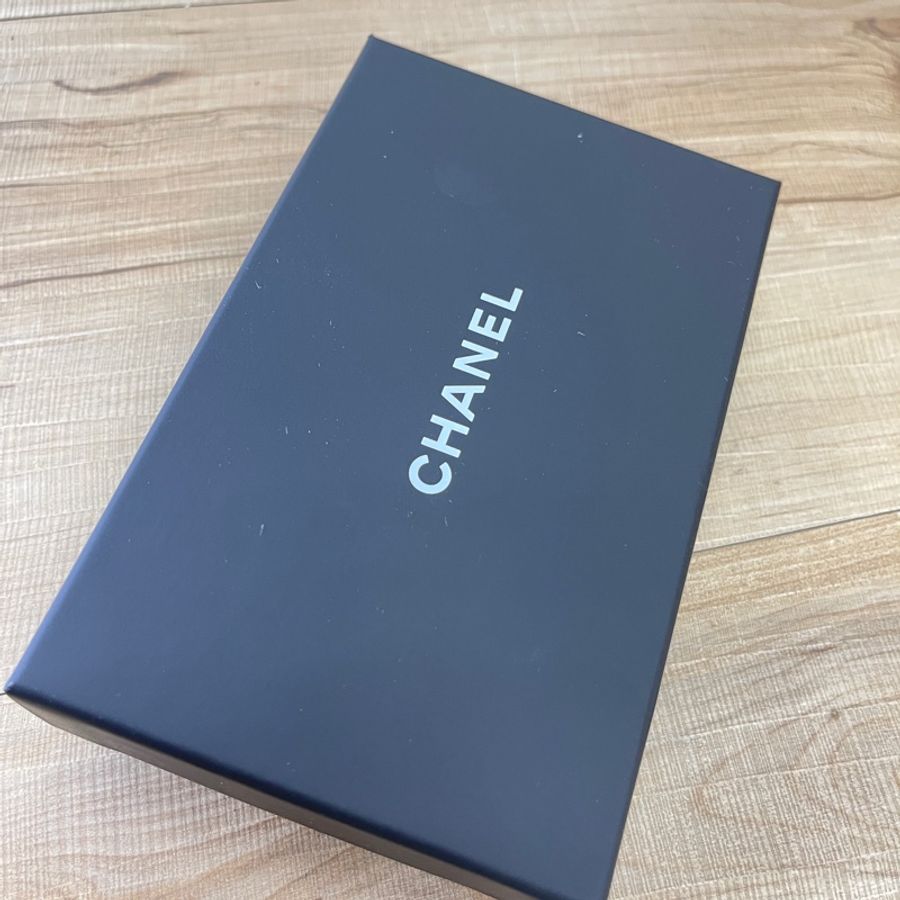 CHANEL香奈兒 O-PORTE CARTES 經典卡夾荔枝皮牛皮雙層零錢包 深紫紅色 2024限定色 稀有色-13