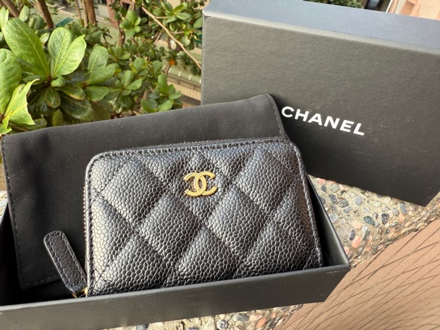 全新CHANEL香奈兒 AP0216 黑荔枝金扣ㄇ字拉鍊三層零錢包-1