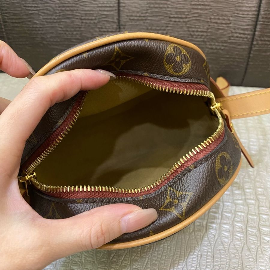 LV原花金釦雙拉鍊側背圓餅包-5