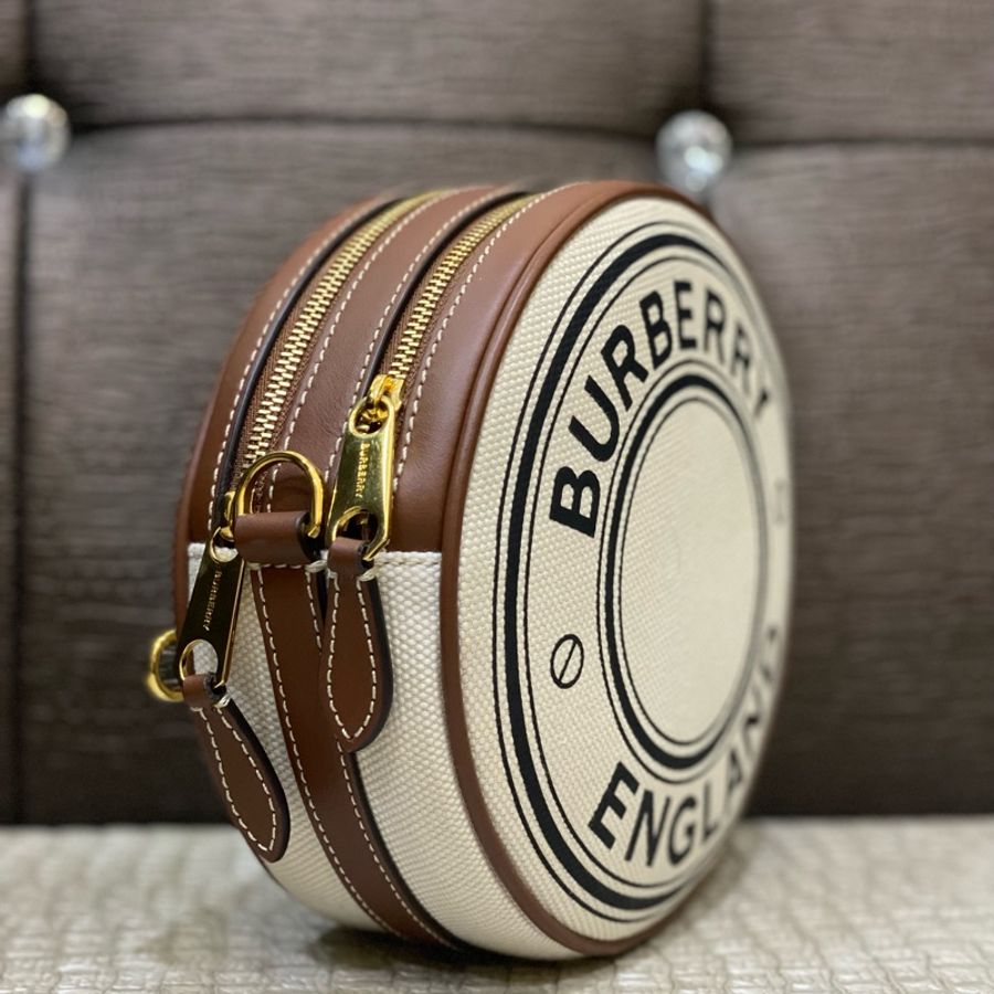 Burberry 咖牛皮拚米帆布金釦圓餅斜背包-2