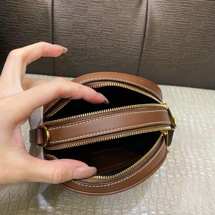 Burberry 咖牛皮拚米帆布金釦圓餅斜背包-6