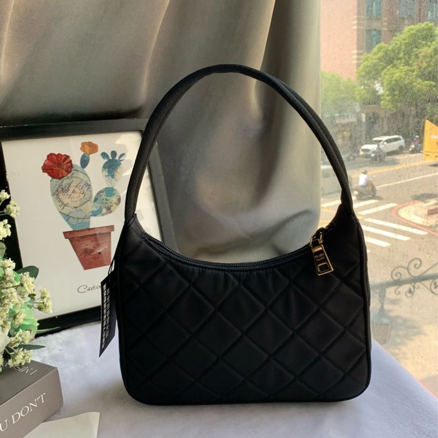 PRADA 金色三角牌Logo 菱格紋尼龍迷你手提包(黑色)-3