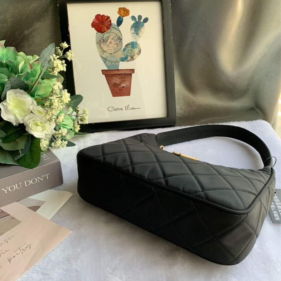 PRADA 金色三角牌Logo 菱格紋尼龍迷你手提包(黑色)-4