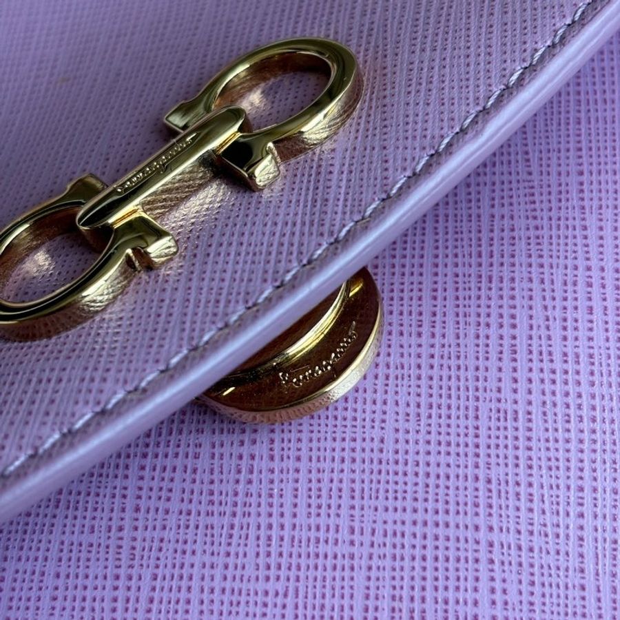 ::FERRAGAMO:: 粉紫色 皮革斜背包-4