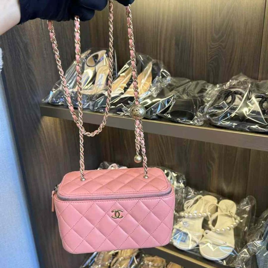 CHANEL 23c金球長盒子 沒背幾次 有盒子  內有化妝鏡-0