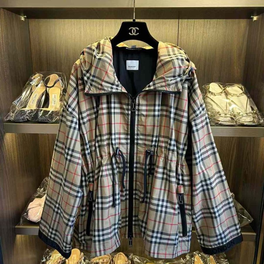 BURBERRY外套 尺寸uk4寬鬆 胸圍120以内都可以穿 只穿兩次 整體很新-0