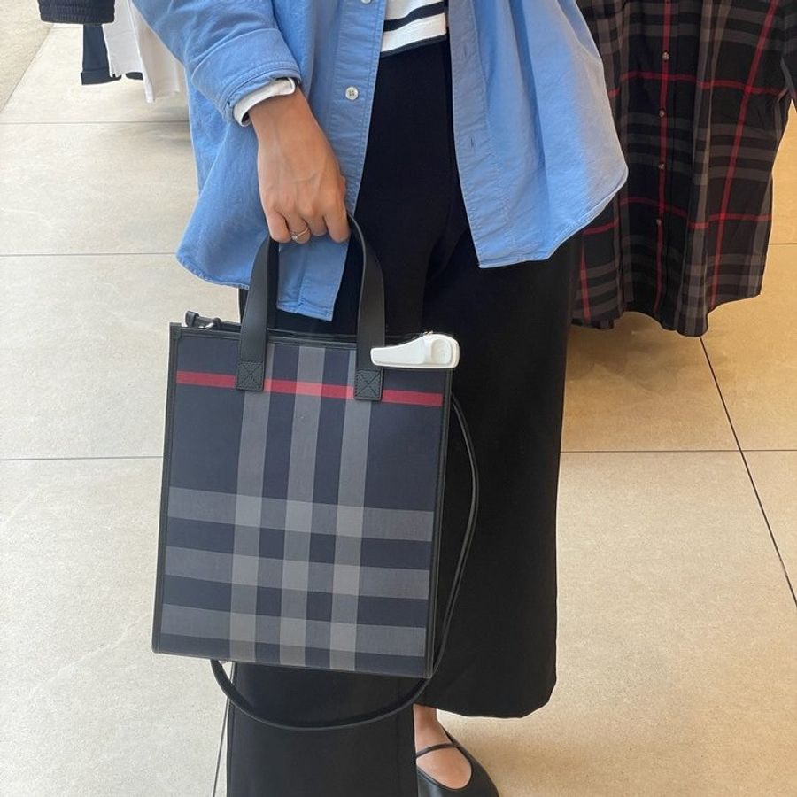 🧧新年特價活動🧧Burberry 80840591 男款 Book Tote 藍色格紋帆布皮飾托特包 附可拆長肩帶-1