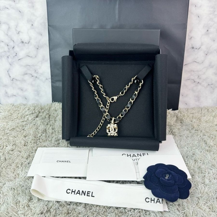 香奈兒CHANEL 白色琺瑯雙C骰子吊墜穿皮項鍊-0