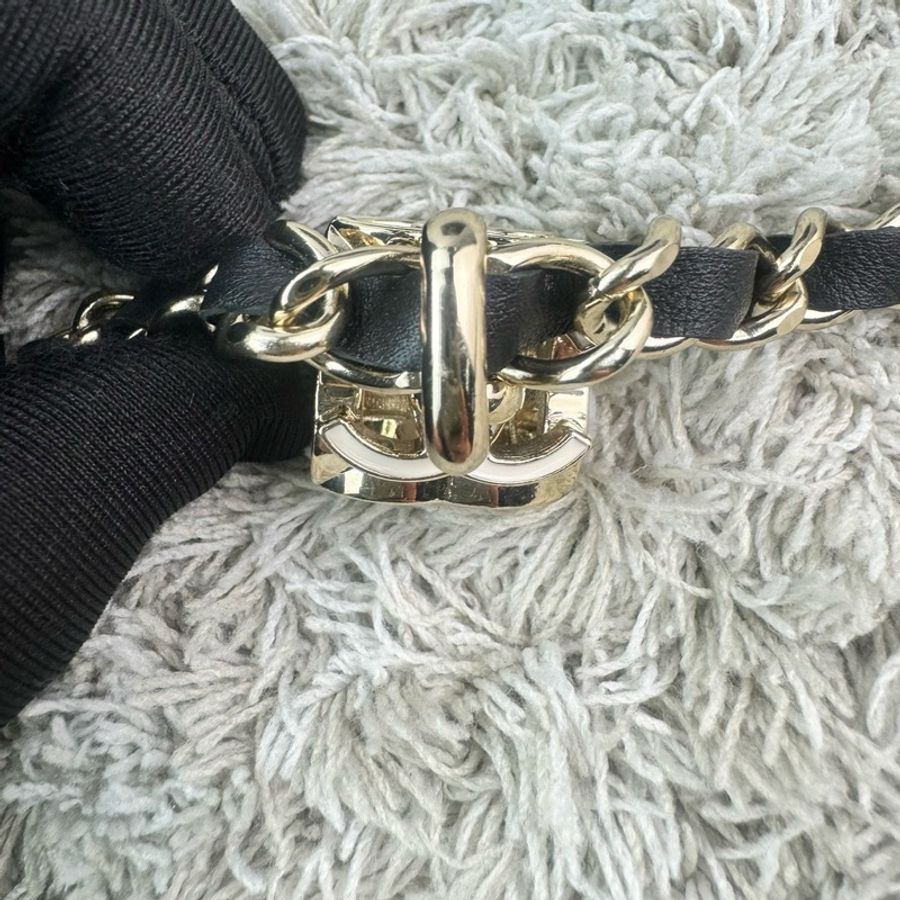 香奈兒CHANEL 白色琺瑯雙C骰子吊墜穿皮項鍊-11