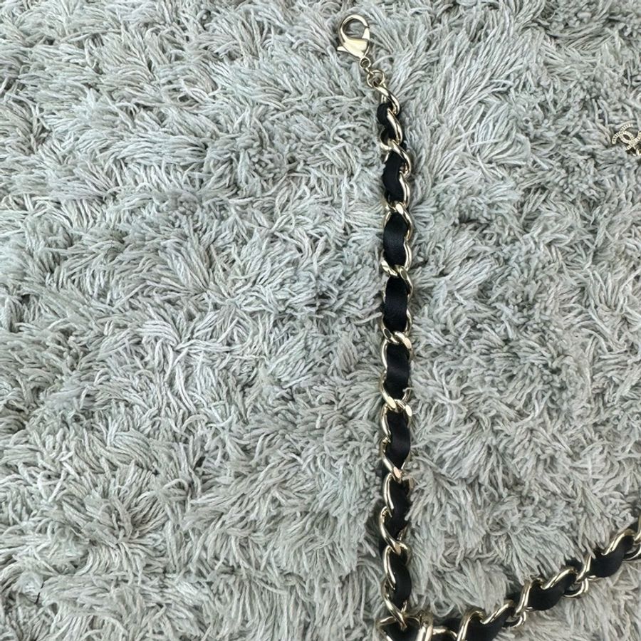 香奈兒CHANEL 白色琺瑯雙C骰子吊墜穿皮項鍊-13