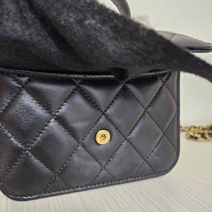 CHANEL 21K 小公文包|黑金羊皮 mini top handle|手提斜背兩用-22