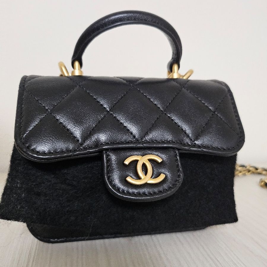 CHANEL 21K 小公文包|黑金羊皮 mini top handle|手提斜背兩用-23