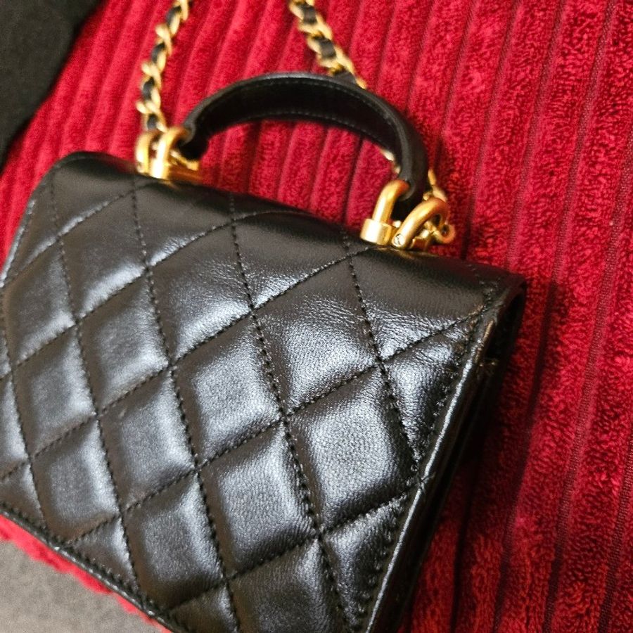 CHANEL 21K 小公文包|黑金羊皮 mini top handle|手提斜背兩用-28