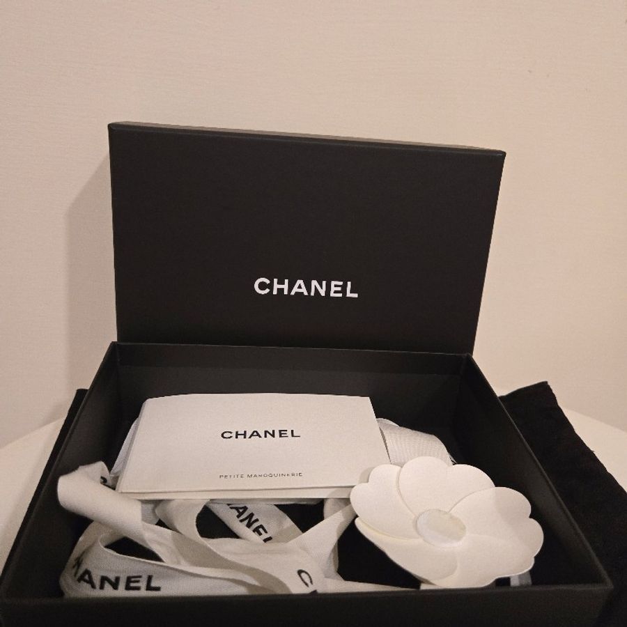 CHANEL 21K 小公文包|黑金羊皮 mini top handle|手提斜背兩用-38