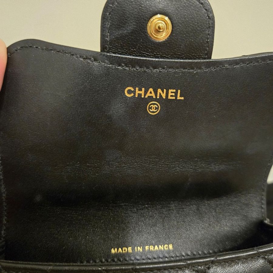 CHANEL 21K 小公文包|黑金羊皮 mini top handle|手提斜背兩用-42