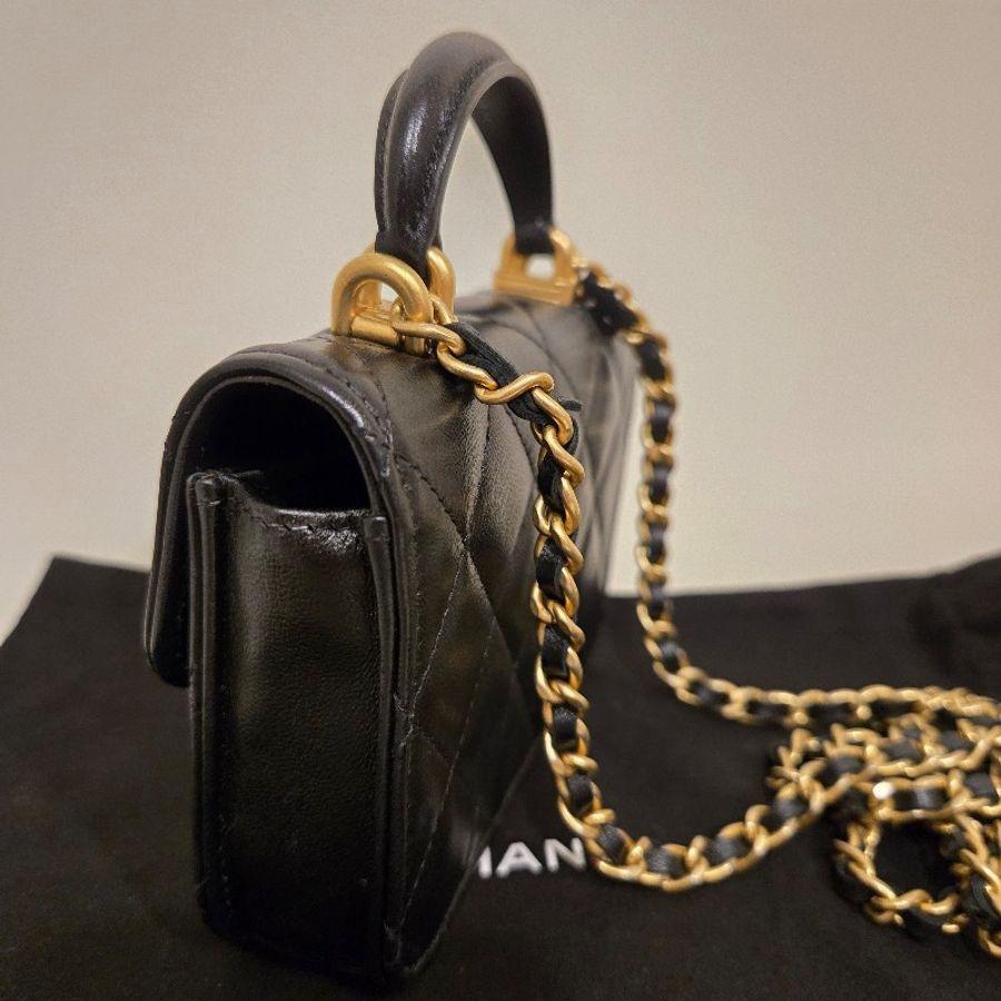 CHANEL 21K 小公文包|黑金羊皮 mini top handle|手提斜背兩用-47