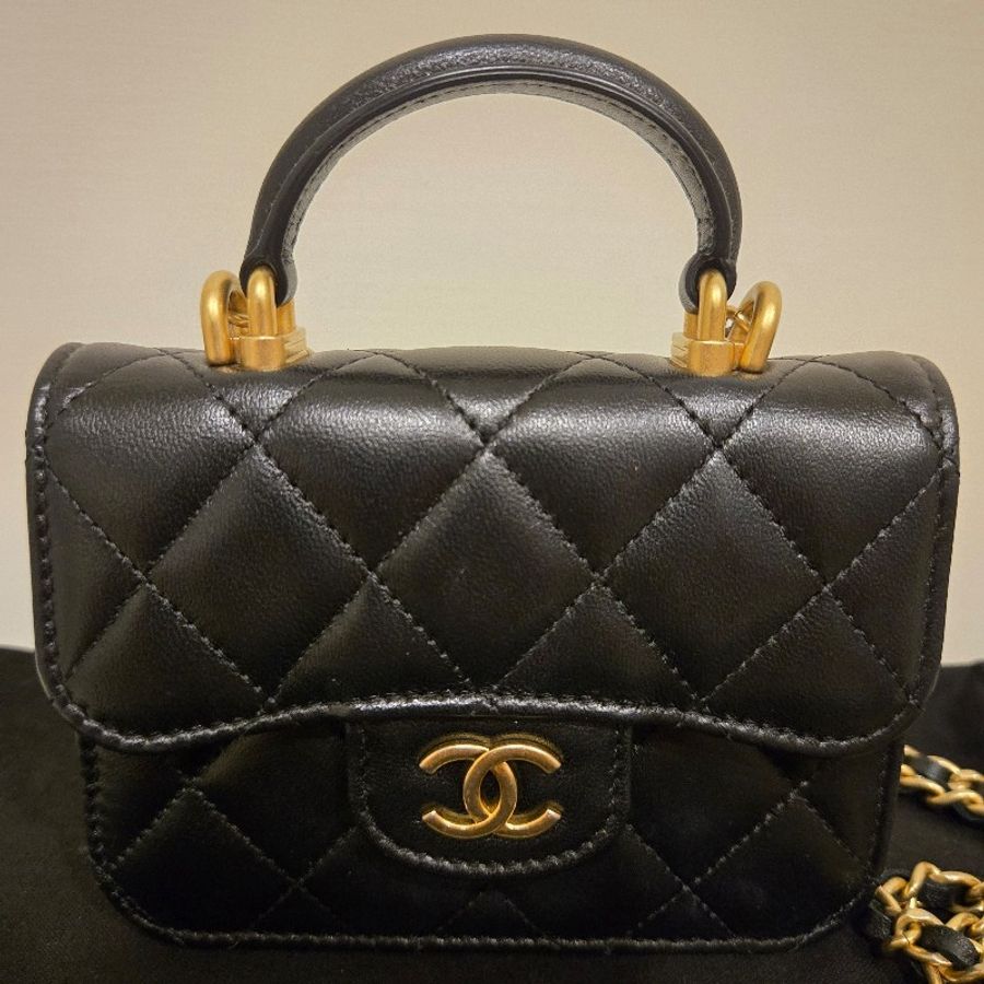 CHANEL 21K 小公文包|黑金羊皮 mini top handle|手提斜背兩用-50