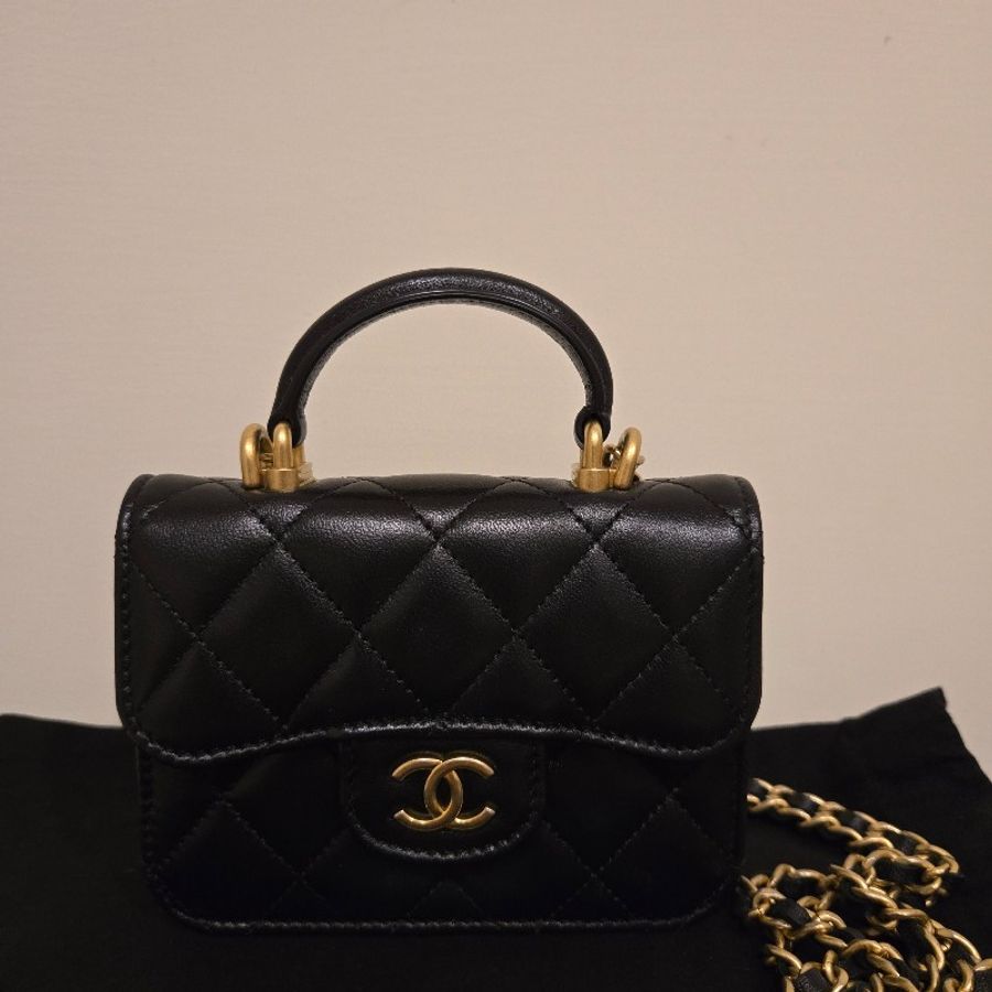 CHANEL 21K 小公文包|黑金羊皮 mini top handle|手提斜背兩用-51