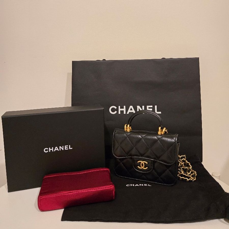 CHANEL 21K 小公文包|黑金羊皮 mini top handle|手提斜背兩用-52