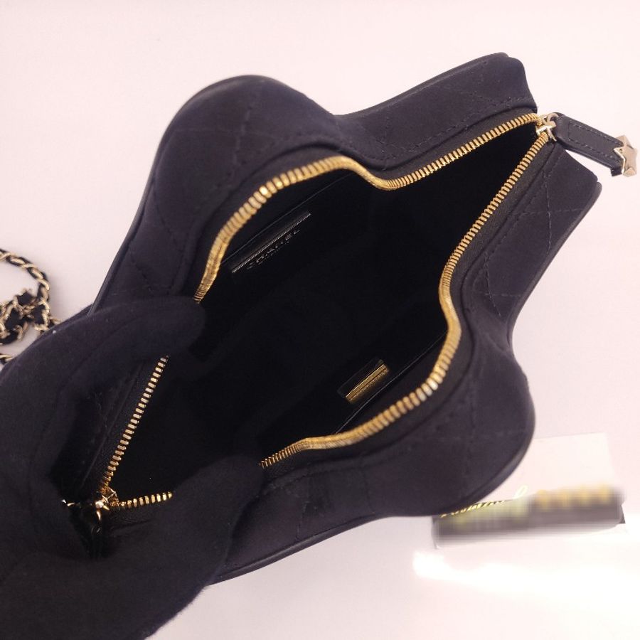 chanel 秀款 菱格紋緞面星星斜背包 (黑金)-6