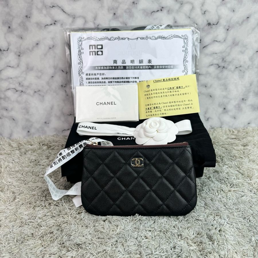 香奈兒 CHANEL 荔枝牛皮一字拉鍊零錢包(黑金)-0