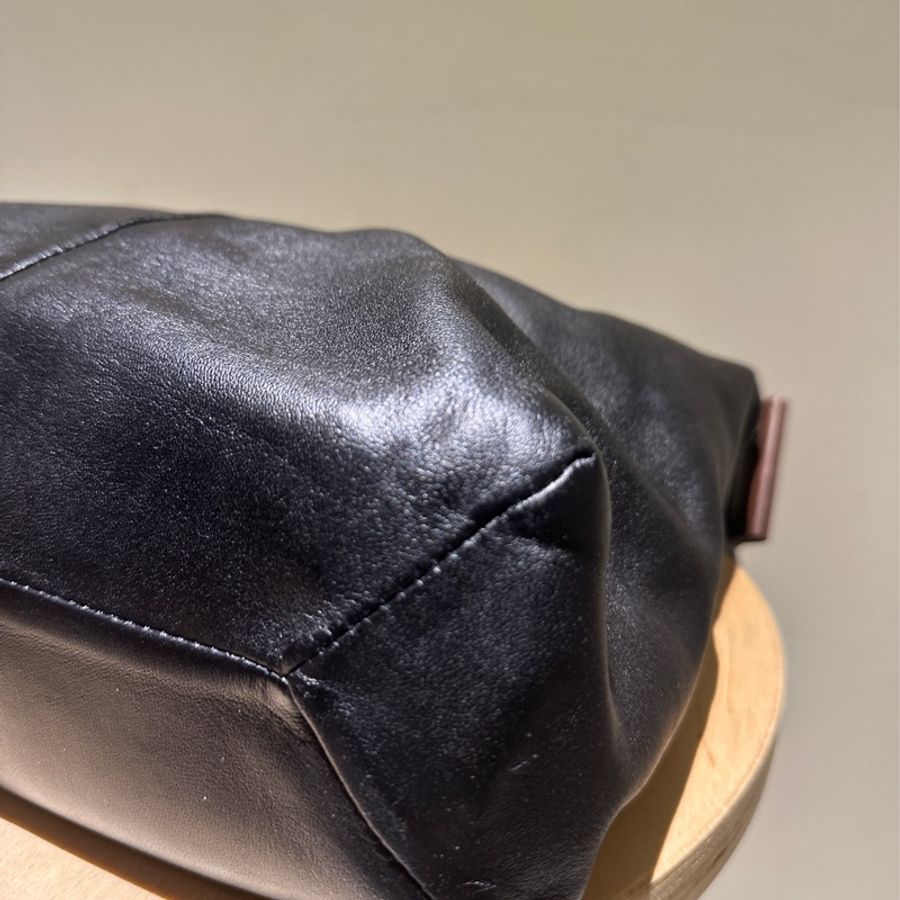 Loewe 木扣黑色hobo肩背包-1