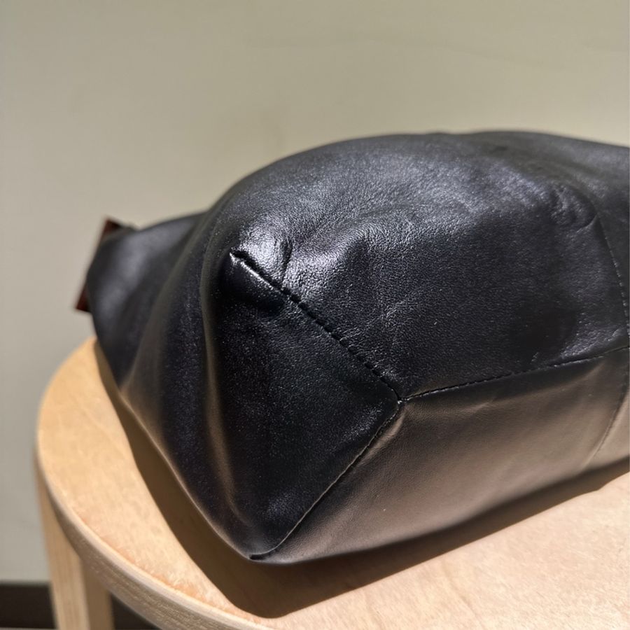 Loewe 木扣黑色hobo肩背包-2
