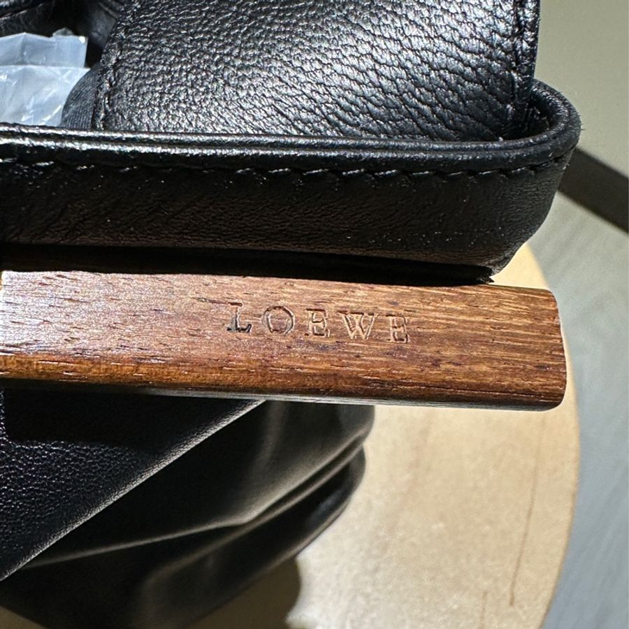 Loewe 木扣黑色hobo肩背包-3