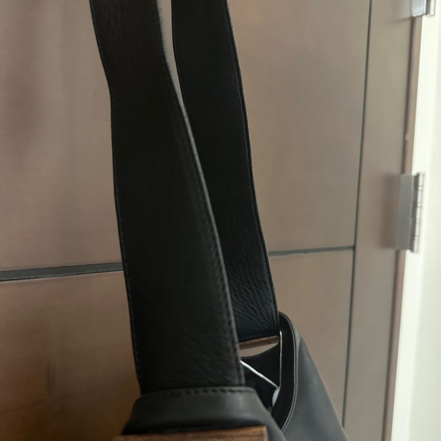 Loewe 木扣黑色hobo肩背包-4