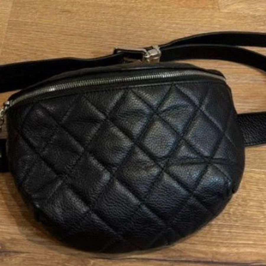 CHANEL 香奈兒 黑色 荔枝紋牛皮 Uniform 員工包 腰包 胸包 斜背包 胸口包 肩背包-12