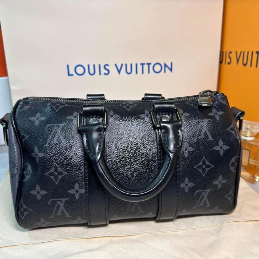 LV #M46271 #黑武士波士頓 #Keepall 25芯片款 25黑武士出街 男帥女颯 割愛59800 輕微正常使用痕跡 尺寸:25*15*10H cm 背袋:可拆式 可肩背 可斜背 #可調 配件:LV盒裝 防塵套 專櫃購證影本 鑒定證書-8
